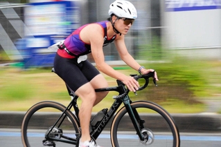 「西日本学生トライアスロン選手権・尾道因島大会」で疾走する河口航生さん＝６月７日（本人提供）