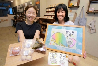 焼き菓子と筆文字作品の店を同じ場所でオープンさせた足立好花さん（左）と母の公香さん＝丹波市柏原町柏原