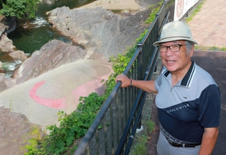 丹波竜と出合った２０年前の記憶を振り返る村上茂さん＝丹波市山南町上滝