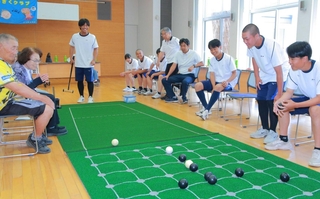 囲碁ボールを楽しむ選手と住民ら＝ハートフルかすが