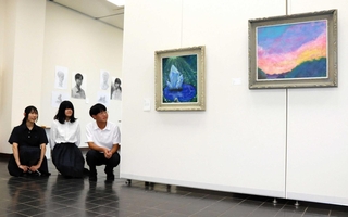柏原高校美術部が描いた油絵や自画像が並ぶ会場＝丹波の森公苑