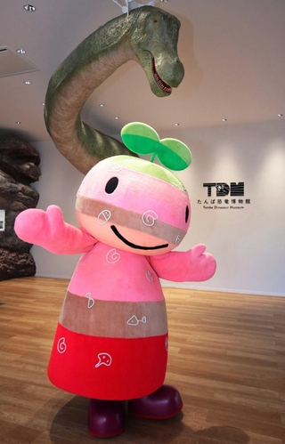 丹波竜の発見をきっかけに生まれた「ちーたん」。多彩なイベントに出演するなど、多くの人に愛される存在となった＝丹波市山南町谷川、たんば恐竜博物館