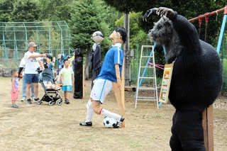 クマやサッカー選手を意識した個性的なかかしが並ぶ会場＝丹波市市島町上牧、旧鴨庄小学校