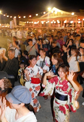 思い思いのスタイルで踊る参加者たち＝１５日、丹波篠山市北新町