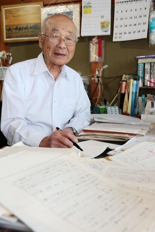 戦後、公職追放を受けた父が抱えた思いを見つめ直し、エッセーにまとめた吉見進さん＝丹波市市島町酒梨