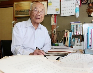 戦後、公職追放を受けた父が抱えた思いを見つめ直し、エッセーにまとめた吉見進さん＝丹波市市島町酒梨