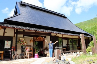 築１００年以上の古民家カフェ「Ｃａｆｅ神池８」と、開業した南良文さん＝丹波市市島町北奥