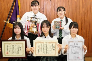 プロジェクト発表会で最優秀賞を受けた（左上から時計回りに）岸愛唯莉さん、瀧本結奈さん、山本梨乃さん、林優羽さん、加藤未唯奈さん＝氷上高校