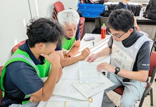 熊本県御船町で活動する中西悠真さん（右）ら（丹波市提供）
