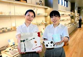 丹波焼の器などが並ぶリニューアル後の館内＝丹波篠山百景館