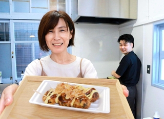 「たこ焼きクラブ」を立ち上げた畑美和子さん（左）。右はレシピを考案した奥畑拓海さん＝丹波市山南町池谷