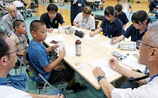 児童の意見に耳を傾け、メモを取る参加者ら＝青垣中学校
