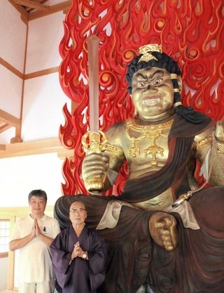 完成した不動明王像の前に立つ槇尾晴亮住職（右）と松本明観さん＝興福田寺
