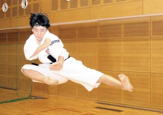 磨いた「飛び足刀蹴」を披露する西垣蓮介さん＝丹波市青垣町佐治、青垣住民センター