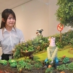 オリジナルの小道具などを用いて作られたセット。遊び心あふれる世界観が堪能できる＝丹波市立植野記念美術館