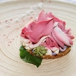 小麦や卵、乳製品へのアレルギーがある人も安心して食べられる「ローケーキ」＝丹波篠山市向井