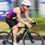 「西日本学生トライアスロン選手権・尾道因島大会」で疾走する河口航生さん＝６月７日（本人提供）