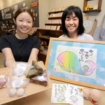 焼き菓子と筆文字作品の店を同じ場所でオープンさせた足立好花さん（左）と母の公香さん＝丹波市柏原町柏原