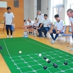 囲碁ボールを楽しむ選手と住民ら＝ハートフルかすが