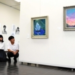 柏原高校美術部が描いた油絵や自画像が並ぶ会場＝丹波の森公苑