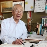 戦後、公職追放を受けた父が抱えた思いを見つめ直し、エッセーにまとめた吉見進さん＝丹波市市島町酒梨