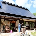 築１００年以上の古民家カフェ「Ｃａｆｅ神池８」と、開業した南良文さん＝丹波市市島町北奥