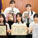 プロジェクト発表会で最優秀賞を受けた（左上から時計回りに）岸愛唯莉さん、瀧本結奈さん、山本梨乃さん、林優羽さん、加藤未唯奈さん＝氷上高校