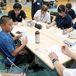 児童の意見に耳を傾け、メモを取る参加者ら＝青垣中学校