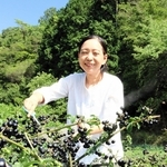 ガーデンハックルベリーを栽培し、収穫体験を企画している廣畑昌江さん＝丹波篠山市住山
