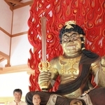 完成した不動明王像の前に立つ槇尾晴亮住職（右）と松本明観さん＝興福田寺
