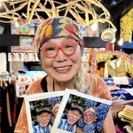 夫婦の歩みをつづった「ボンクラ夫婦のバングラ日記」を手にする岩下啓子さん＝丹波篠山市呉服町