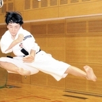 磨いた「飛び足刀蹴」を披露する西垣蓮介さん＝丹波市青垣町佐治、青垣住民センター