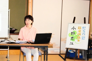 講演する小野光江さん＝丹波篠山市市野々