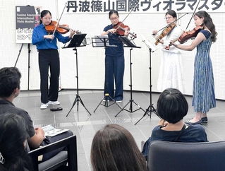 出前演奏する講習会の受講生＝丹波篠山市役所