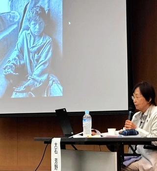 大石芳野さんが撮影した写真を投影しながら行われた講演会＝丹波篠山市民ホール