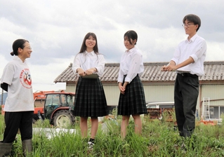 農家の山本満美さん（左）と意見を交わす氷上高校の生徒＝丹波市春日町多田
