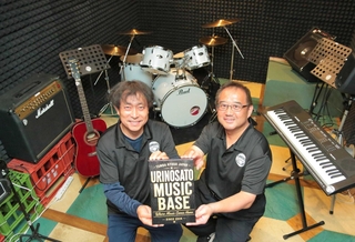 バンド練習に使える新スペースをＰＲする榊義將さん（左）と田中英輝さん＝うりの郷
