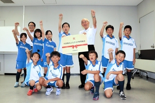 大会に向けて士気を高める「ＨＣ　ＨＹＯＧＯ　ＨＥＡＲＴＳ」のメンバーたち＝丹波篠山市役所