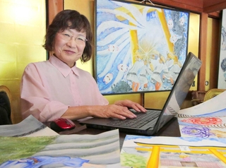 戦争時代の父と母を題材にした物語を編んでいる伴直子さん＝丹波篠山市今田町木津