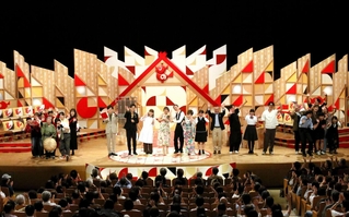 放送終了前、笑顔で手を振る出演者ら＝田園交響ホール
