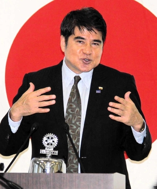 篠山ロータリークラブの例会で講演する永島昭浩さん＝丹波篠山市二階町
