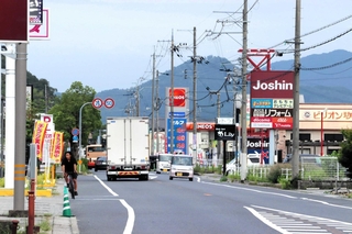 丹波地域の調査地点で最も地価が高かった場所付近の県道＝丹波篠山市吹新