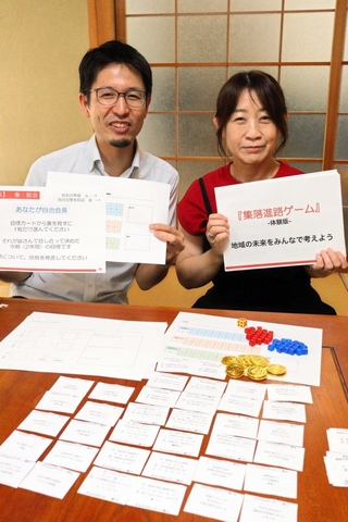 「集落進路ゲーム」の利用を呼びかける一宮祐輔さん（左）ら＝丹波市春日町黒井
