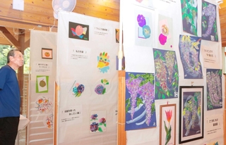 臨床美術の多彩な作品が並ぶ展示会場＝丹波並木道中央公園
