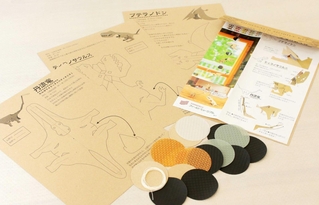 シートで販売し、紙の手触りも楽しみながら制作できるキット＝丹波市柏原町柏原