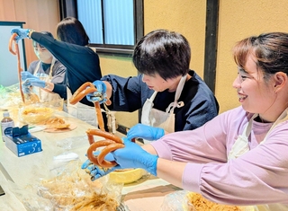 守口漬づくりを楽しむ参加者＝小田垣商店
