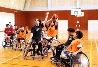 競技用の車椅子を使ってプレーする選手＝丹波篠山市日置