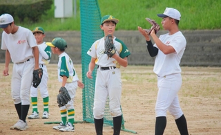 練習で培ったノウハウを小学生たちに伝える氷上高校の生徒たち＝氷上高校