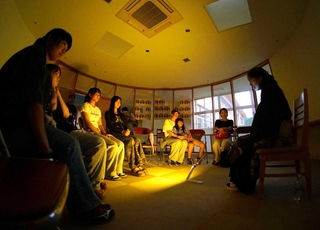 話し手の怪談に耳を傾ける参加者たち＝芦田集学校