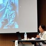 大石芳野さんが撮影した写真を投影しながら行われた講演会＝丹波篠山市民ホール
